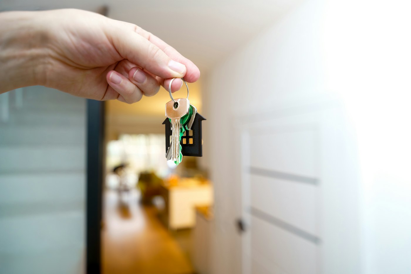 Local viewer holding keys at a flat entrance